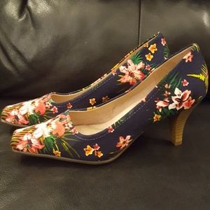 Gorgeous floral shoes!